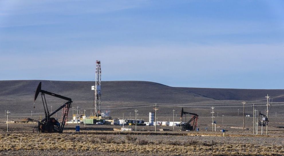 Más de 76.000 barriles de petróleo distribuidos en 20.157 pozos cambiaron de operador en solo doce meses