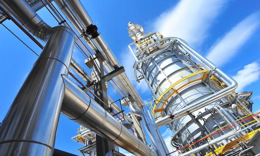 Cuello de botella en el downstream mundial, mientras las refinerías locales baten récords con el crudo de Vaca Muerta